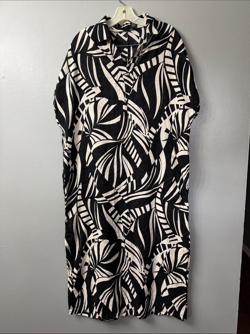 Tahari Linen abstract Print Maxi Dress black Womens Large Pockets Side Slit